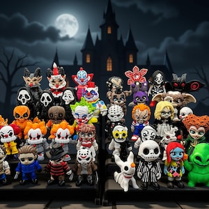 Puede incluir: Una colecci&oacute;n de figuras en miniatura con tem&aacute;tica de terror dispuestas en expositores escalonados. Las figuras incluyen varios personajes ic&oacute;nicos de pel&iacute;culas de terror, con pintura detallada y trajes reconocibles.