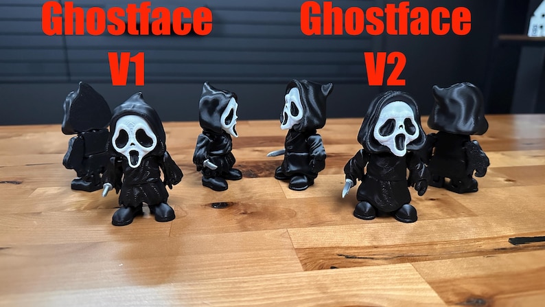 Puede incluir: Seis peque&ntilde;as figuras de Ghostface en blanco y negro mostradas en dos grupos etiquetados como Ghostface V1 y Ghostface V2. Cada figura viste una t&uacute;nica negra con capucha y una m&aacute;scara blanca con expresi&oacute;n de grito, algunas sostienen un peque&ntilde;o cuchillo plateado.