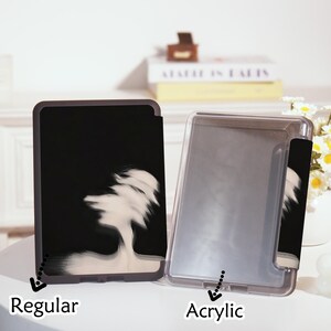 Puede incluir: Dos fundas para tabletas, una negra con un dise&ntilde;o abstracto blanco y otra de acr&iacute;lico transparente. La funda negra est&aacute; etiquetada como "Regular" y la funda transparente como "Acrylic". Las fundas est&aacute;n dise&ntilde;adas para proteger las tabletas.