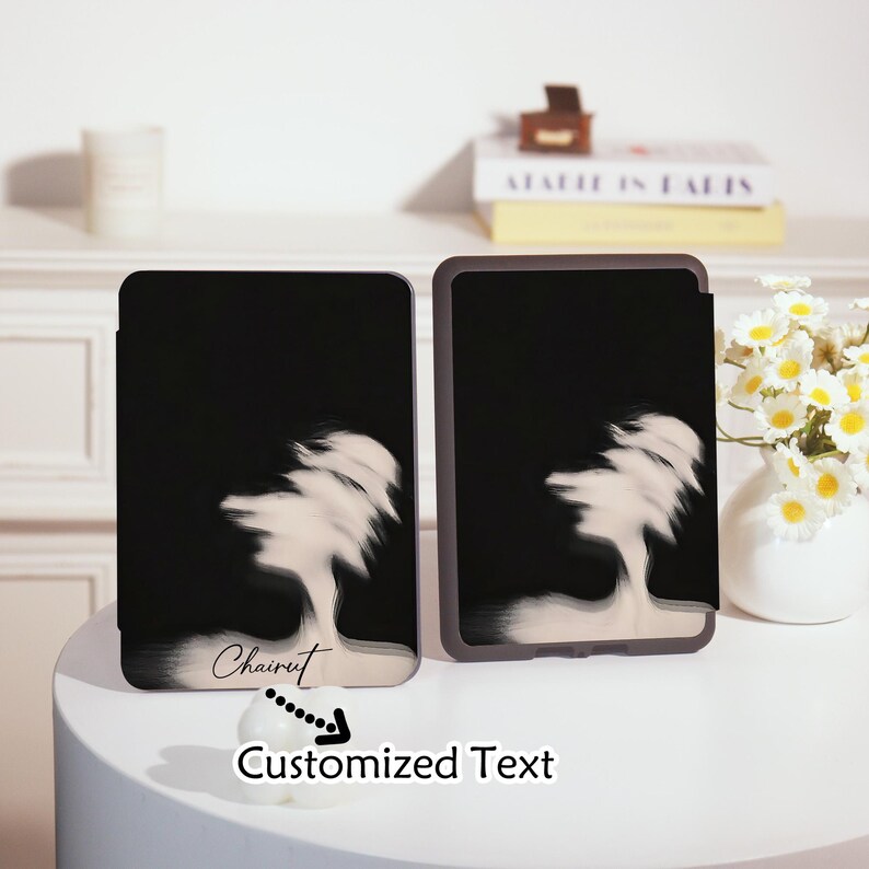 Puede incluir: Dos fundas negras para tablet con un dise&ntilde;o abstracto blanco. Una funda tiene el nombre "Chairut" y las palabras "Customized Text" debajo. Las fundas est&aacute;n sobre una superficie blanca.