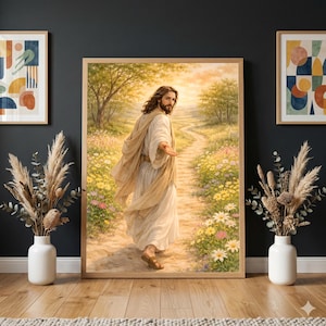 Puede incluir: Una impresión enmarcada representa una figura con túnicas fluidas caminando por un sendero entre flores silvestres. La figura, con pelo largo y barba, se vuelve, extendiendo una mano. La obra de arte está ambientada en un paisaje natural con luz cálida y dorada.