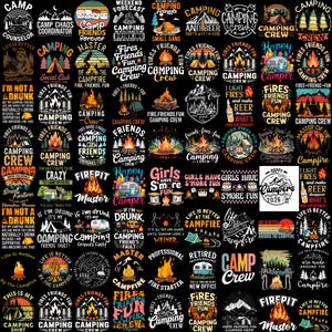 Puede incluir: Una colección de diseños gráficos con temática de camping sobre un fondo negro. Los diseños incluyen texto como "Camping Crew", "Fires Friends Fun" e ilustraciones de fogatas, tiendas de campaña y campistas. Los diseños son de varios colores.