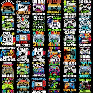 Puede incluir: Una colección de diseños gráficos coloridos con mandos de videojuegos y texto relacionado con los grados escolares, incluyendo frases como Level Unlocked, Game On y Back to School, dispuestos en cuadrícula sobre fondo negro.