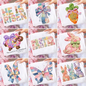 Puede incluir: Camisetas blancas con diseños de temática de Pascua. Los diseños incluyen una cruz con un lazo, una zanahoria con el texto "Happy Easter", un cordero, un conejito, una mariposa y los textos "He is Risen" y "Easter".