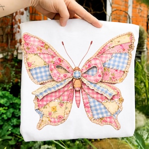 Puede incluir: Un bolso tote blanco con un gran diseño de mariposa. La mariposa está hecha de tela de patchwork en patrones florales y de cuadros rosas, azules y amarillos. La mariposa tiene un lazo en el centro y delicadas antenas.