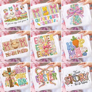 Puede incluir: Una taza de cerámica blanca con asa negra y el texto "But First, Coffee" en negrita negra. La taza se encuentra sobre un fondo borroso, sugiriendo un ambiente acogedor.