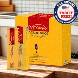 Puede incluir: Exhibición de productos de café energético Vitamax DoubleShot. El embalaje es principalmente amarillo y rojo, con el nombre de la marca en un lugar destacado. La imagen incluye paquetes individuales y una caja más grande, con texto que indica que el producto es "100% BIO".