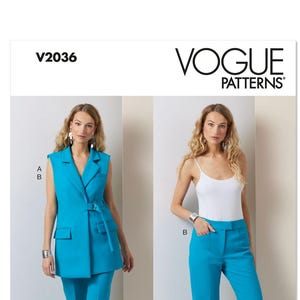 Puede incluir: Patrón de costura Vogue Patterns con un blazer turquesa sin mangas con pantalón a juego y una camiseta blanca con pantalón turquesa. El patrón está diseñado e impreso en los EE. UU.