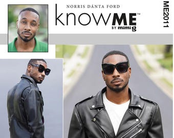 Puede incluir: Chaqueta de cuero negra con cinturón y múltiples detalles de cremallera. La imagen también incluye un retrato de un hombre con gafas de sol y una camisa verde, y el texto "knowME" by mimi g.