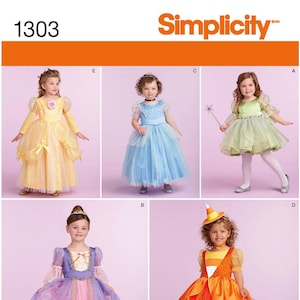 Op de afbeelding: Simplicity patroon 1303 toont kinder kostuumontwerpen. De afbeelding toont vijf verschillende kostuumopties, waaronder jurken met prinsessen- en feeënthema's. De kostuums zijn in verschillende kleuren, zoals geel, blauw, groen, roze en oranje.