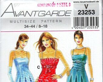 Puede incluir: Un patrón de costura para tres vestidos de noche diferentes. Los vestidos son todos de largo hasta el suelo y tienen un diseño sin tirantes. El primer vestido es azul claro, el segundo es rojo y el tercero es azul verdoso. El patrón es para las tallas 34-44 y 8-18.