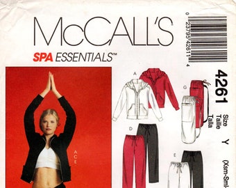 Puede incluir: Patrón de costura para un atuendo de yoga, que incluye pantalones, una blusa, una chaqueta, una falda y un sujetador. El patrón es para las tallas XS, S y M. El patrón es de McCall's SPA Essentials.
