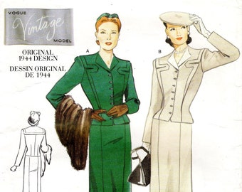 Puede incluir: Patrón de costura vintage Vogue para un traje de dos piezas. El patrón es para un traje verde con chaqueta y falda, y un traje beige con chaqueta y falda. El patrón es de 1944.