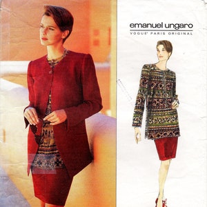 Könnte beinhalten: Ein Schnittmuster für eine rote Jacke und einen Rock mit geometrischem Muster. Das Schnittmuster ist von Vogue Patterns und wurde von Emanuel Ungaro entworfen. Die Schnittmuster-Nummer ist 1567 und die Größen sind 6-8-10.