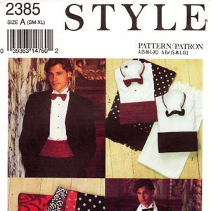 Op de afbeelding: Een naaipatroon voor een smoking met een wit overhemd, een zwarte strik en een rode cummerbund. Het patroon bevat ook een witte sjaal en drie verschillende stropdassen: een rode paisley stropdas, een zwart-witte paisley stropdas en een zwart-witte stropdas met stippen.