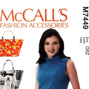 Op de afbeelding: McCall's Fashion Accessories patroon met vier tote bag ontwerpen. De tassen hebben verschillende patronen, waaronder bloemen, krantenprint en een kattenontwerp. Het patroon bevat de tekst "Trisha Jane" en het nummer M7449.