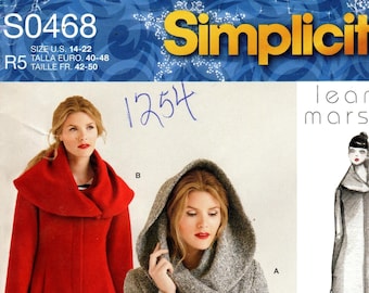 Könnte beinhalten: Simplicity Schnittmuster Nummer S0468 für einen Kapuzenmantel mit Schalkragen. Das Schnittmuster enthält zwei Versionen des Mantels, eine in Rot und eine in Grau. Das Schnittmuster wurde von Leanne Marshall entworfen.