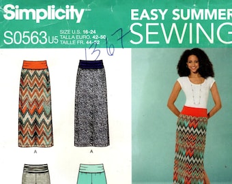 Könnte beinhalten: Simplicity Schnittmuster S0563U5 für einfaches Sommernähen. Das Muster enthält Designs für Röcke, Hosen und Shorts. Das Bild zeigt eine Frau, die einen Rock und Shorts trägt, die nach dem Muster gefertigt wurden. Das Muster ist in den USA entworfen und gedruckt.