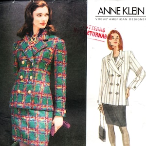 Peut inclure: Patron de couture Vogue Patterns, design Anne Klein. L'image présente un ensemble veste et jupe, avec un blazer croisé. L'illustration montre un costume à carreaux verts, rouges et jaunes et un blazer rayé blanc avec une jupe noire.