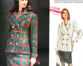 Könnte beinhalten: Vogue Patterns Schnittmuster von Anne Klein. Das Schnittmuster zeigt einen Blazer und Rock-Anzug mit doppelreihiger Knopfleiste. Die Illustration zeigt einen grün, rot und gelb karierten Anzug und einen weiß gestreiften Blazer mit schwarzem Rock.