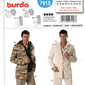 Puede incluir: Un patrón de costura para un traje con una chaqueta de camuflaje y un pantalón a juego, una chaqueta blanca y un pantalón a juego, y un pantalón. El patrón es para las tallas 34 a 50. El patrón es de la revista de moda Burda, número 7918.