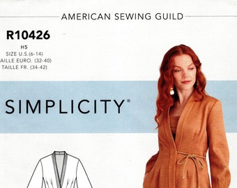 Könnte beinhalten: Ein Schnittmuster für eine Wickeljacke mit langen Ärmeln und einem Bindegürtel. Das Schnittmuster ist von Simplicity und ist für die Größen 6-14.