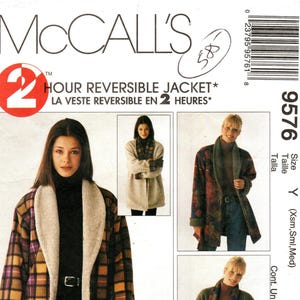 以下が含まれることがあります： McCall'sのリバーシブルジャケットの縫製パターン。パターンは、クリーム色の襟と袖口が付いたチェック柄のジャケットを示しています。パターンには、ジャケットの複数のビューと「2 Hour Reversible Jacket」のテキストが含まれています。