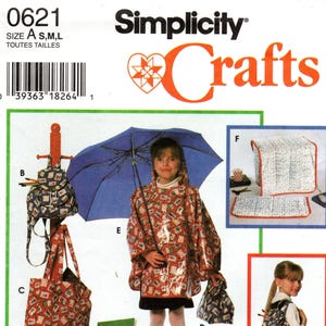 Peut inclure: Patron Simplicity Crafts montrant un enfant en imperméable et tenant un parapluie bleu. L'image présente divers sacs et un sac à dos avec un imprimé assorti. Le patron comprend des instructions pour créer ces articles.