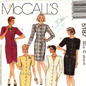 Puede incluir: Un patrón de costura para un vestido con tres estilos diferentes. El patrón es para las tallas 10, 12 y 14. El patrón se llama "Cut-to-Fit" y está diseñado para ser fácil de ajustar para diferentes tallas. El patrón es de McCall's y el número del patrón es 5187.