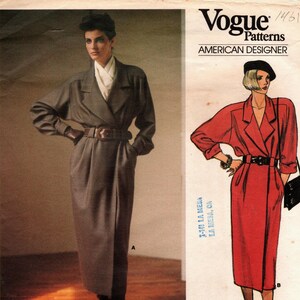Puede incluir: Patrón de costura Vogue Patterns 1461 American Designer Anne Klein para un abrigo largo con cinturón y cierre cruzado. El patrón incluye dos vistas: un abrigo largo con cinturón y cierre cruzado y un abrigo largo con cinturón y cierre cruzado.