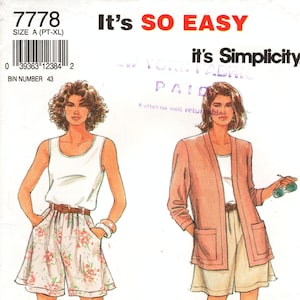 Könnte beinhalten: Ein Vintage-Schnittmuster mit Illustrationen von zwei Outfits: einem weißen Tanktop mit Blumenshorts und einem rosa Blazer mit Shorts. Der Text lautet "It's SO EASY" und "it's Simplicity."
