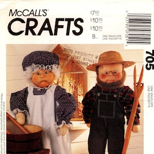 Op de afbeelding: McCall's Crafts naaipatroon met poppen van een oma en opa. De poppen zijn 80 cm hoog en dragen vintage kleding. Het patroon bevat instructies voor het maken van de poppen en hun kleding.
