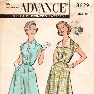Puede incluir: Un patrón de costura vintage para un vestido con dos estilos diferentes. El primer estilo es un vestido azul claro con cuello blanco y mangas cortas. El segundo estilo es un vestido de cuadros verde y blanco con cuello blanco y mangas cortas. El patrón se llama "Advance" y el número es 8629. La talla es 16.