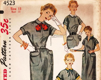 Könnte beinhalten: Vintage-Schnittmuster für ein Kleid mit schlichtem Design. Das Schnittmuster ist auf weißem Papier mit rotem und schwarzem Rand gedruckt. Die Schnittmuster-Nummer ist 4523 und die Größe ist 13. Die Brustweite beträgt 31 Zoll.