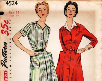 Könnte beinhalten: Vintage-Schnittmuster für ein Kleid mit Knopfleiste und Taschen. Das Schnittmuster ist für Größe 12, Brustumfang 76 cm. Das Schnittmuster ist auf einem Papier mit rotem und weißem Hintergrund gedruckt.