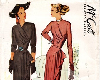 Puede incluir: Patrón de costura vintage McCall's para un vestido, talla 20, busto 40. El patrón muestra a dos mujeres usando el vestido en negro y rojo. El patrón está etiquetado como "7662" y "Vestido para damas y señoritas".