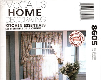Könnte beinhalten: Ein McCall's Home Decorating-Muster für eine Küchenfensterdekoration und Stuhlbezüge. Das Muster zeigt einen Stoff mit Blumendruck mit einer gerüschten Gardine und einen Stuhl mit passendem Bezug. Die Musternummer ist 8605.