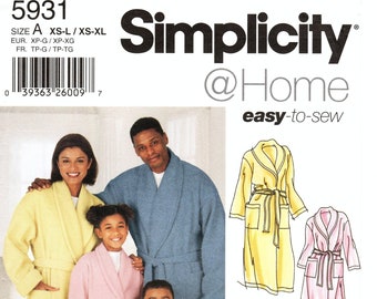 Puede incluir: Patrón Simplicity 5931 para albornoces. La imagen muestra a una familia vistiendo albornoces amarillos, rosas y azules. El patrón incluye ilustraciones de batas en amarillo, rosa, azul y azul marino.
