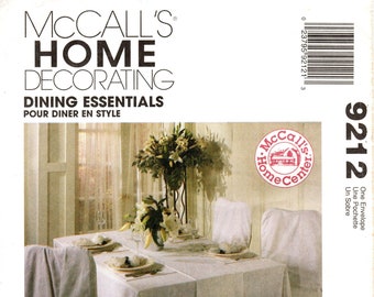 Könnte beinhalten: Ein McCall's Home Decorating-Muster für Esszimmer-Essentials, mit einer weißen Tischdecke und Stuhlbezügen mit Rüschen und Schleifen. Die Musternummer ist 9212. Der Text "Pour Diner en Style" ist ebenfalls enthalten.