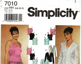 Puede incluir: Patrón de costura Simplicity número 7010 para las tallas 6, 8, 10 y 12. El patrón incluye instrucciones para hacer un vestido con falda y top, una chaqueta y una falda. El patrón se muestra en una modelo que lleva un vestido rosa con una falda larga y un top a juego.