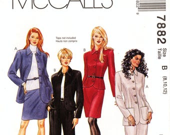 Puede incluir: Patrón McCall's 7882 para ropa de mujer. El patrón incluye tres estilos diferentes: una chaqueta azul con falda, una chaqueta negra con pantalón y una chaqueta blanca con pantalón. El patrón es para las tallas 8, 10 y 12. El texto "Select-A-Size® Lets you choose different sizes for tops and bottoms" está en la parte inferior de la imagen.
