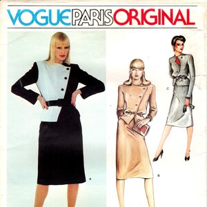 Op de afbeelding: Een vintage naaipatroon voor een rokpak. Het patroon toont een zwart-wit rokpak met een contrasterend wit bovenstuk en een beige rokpak met een contrasterend bruin bovenstuk. Het patroon is van Vogue Paris Original en is ontworpen door Christian Dior. Het patroonnummer is 2470.