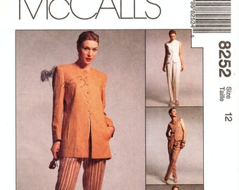 Puede incluir: Un patrón de costura para un traje de mujer. El patrón es para una talla 12 e incluye una chaqueta y pantalones. La chaqueta es de estilo largo y ajustado, con cuello mandarín y cierre de un solo botón. Los pantalones son de pierna recta y tienen un patrón a rayas. El patrón es de McCall's y está etiquetado como "Petite-Able".