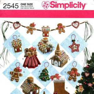 Puede incluir: Un patrón de costura Simplicity para hacer adornos navideños de fieltro. El patrón incluye una casa de jengibre, un hombre de jengibre, un árbol de Navidad, una media, una estrella, un corazón y una iglesia. El patrón también incluye instrucciones para hacer una falda de árbol de Navidad.