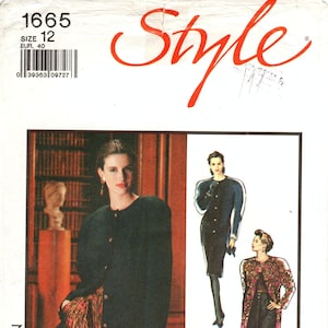 Puede incluir: Un patrón de costura para una chaqueta y una falda. El patrón es para la talla 12, talla europea 40. El patrón es de la revista Style y tiene el número 1665.