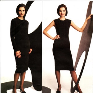 Pode incluir: Um vestido preto sem mangas e uma jaqueta preta com gola. O vestido tem um corpete ajustado e uma saia reta. A jaqueta tem um corpete ajustado e uma saia ligeiramente evasê. A modelo está usando saltos altos pretos. A imagem inclui o texto "DONNAKARAN NEWYORK VOGUE AMERICAN DESIGNER".