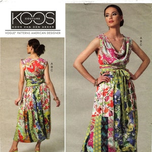 Puede incluir: Un patrón de costura para un vestido con cuello de pico y un lazo de envoltura. El vestido está hecho de una tela de patchwork con estampado floral. El patrón es de Vogue Patterns y está diseñado por Koos van den Akker.