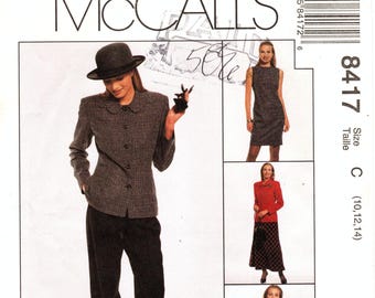 Puede incluir: Un patrón de costura para un traje de mujer con chaqueta, falda y vestido. El patrón es de McCall's y es talla C (10, 12, 14). El patrón se llama "Petite-Able" y "Non-Stop Wardrobe". El patrón se llama "Select-A-Size" y te permite elegir diferentes tallas para la parte superior y la inferior.