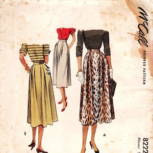 Könnte beinhalten: Ein Vintage-Schnittmuster für einen Rock, McCall's 8222, mit einer Taillenweite von 58 cm und einem Preis von 35 Cent. Das Schnittmuster zeigt zwei verschiedene Rockstile, einen in Uni und einen mit Leopardenmuster.