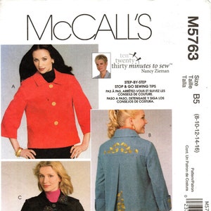 Könnte beinhalten: Nähmuster McCall's M5763 für die Größen 8-10-12-14-16. Das Muster enthält Anleitungen zum Nähen von drei verschiedenen Jacken: einer roten Jacke, einer blauen Jacke mit Goldblatt-Stickerei und einer schwarzen Jacke mit bunter Stickerei. Das Muster enthält Anleitungen für "Place & Stitch Embroidery".